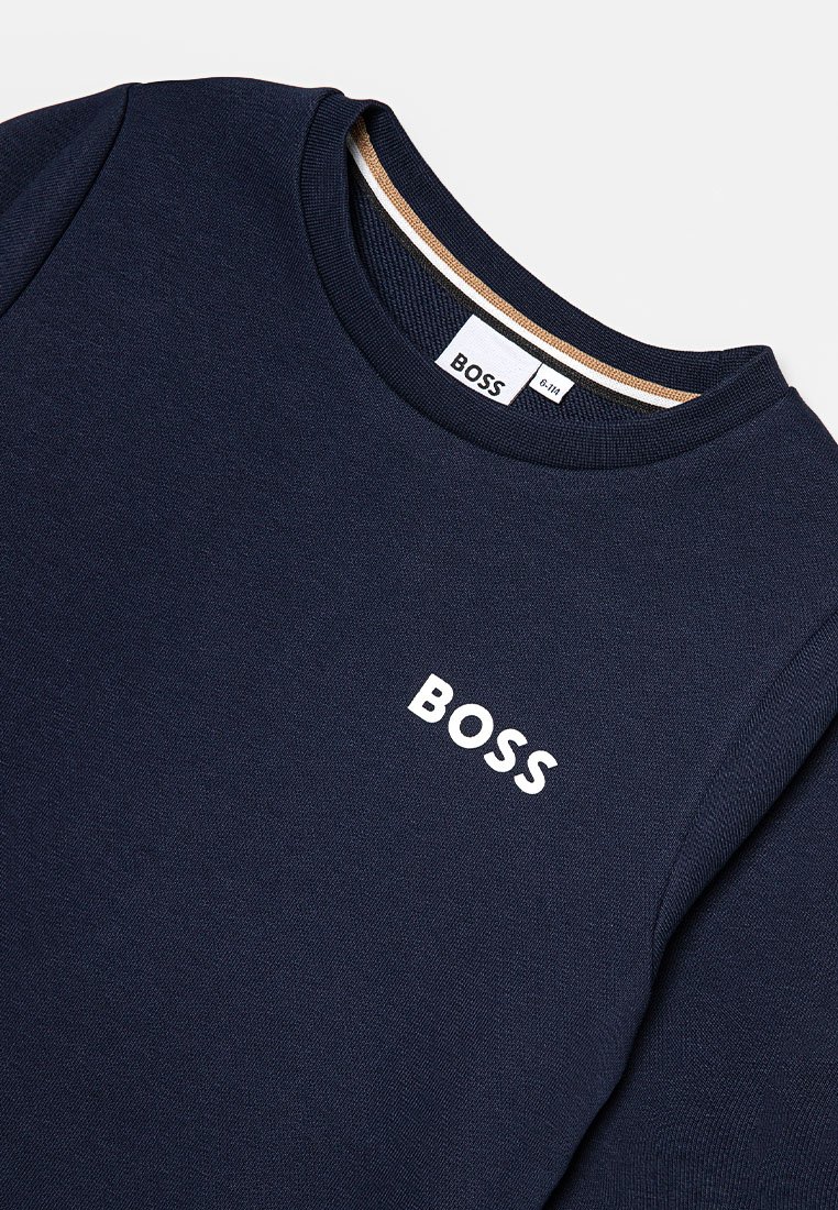 Sweatshirt bleu marine en coton, présentant un col rond et des poignets côtelés. Logo "BOSS" blanc sur le devant, avec un col intérieur contrastant.