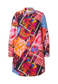 Kleurrijk, langärmige shirt met verschillende patronen, waaronder vogels en bladeren, in levendige roze, oranje, blauw en zwarte kleuren.