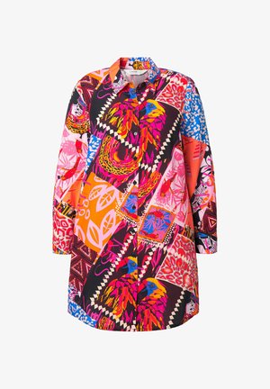 Kolorowa, długosleeve koszula z różnorodnymi wzorami, w tym ptakami i liśćmi, w intensywnych kolorach różowym, pomarańczowym, niebieskim i czarnym.