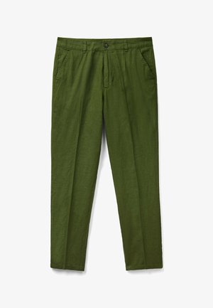 Pantaloni casual verde oliva con passanti per cintura, chiusura frontale con bottone, due tasche laterali e vestibilità a gamba dritta.