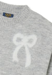 Grau gestrickter Pullover von OVS Kids mit einem weichen, weißen, flauschigen Schleifenakzent auf der Vorderseite und einem gerippten Kragen.