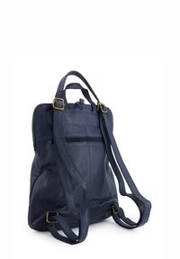 Granatowy skórzany plecak z dwoma regulowanymi paskami, złotymi metalowymi elementami, przednią kieszenią na suwak i teksturowanym wykończeniem.