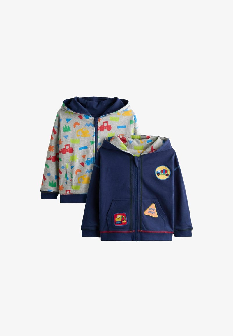 Dve detské mikiny s kapucňou: jedna sivá s farebnými potlačami áut a tvarov, druhá tmavomodrá s farebnými záplatami a červenými akcentmi.