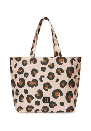 Beige Tragetasche mit schwarzen und braunen Leopardenflecken und doppelten Griffen, mit einem kleinen schwarzen quadratischen Logo-Patch vorne in der Mitte.