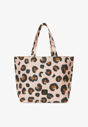 Beige draagtas met zwarte en bruine luipaardvlekken en dubbele handvatten, met een klein zwart vierkant logopatch aan de voorkant in het midden.