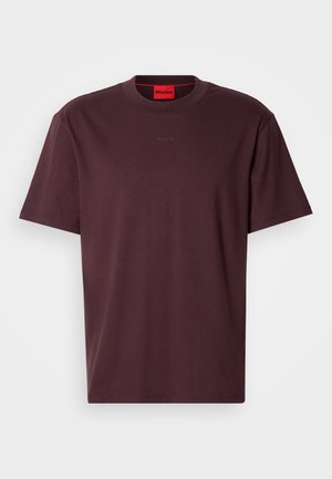 Bordó kokvilnas T-krekls ar apaļu kakla izgriezumu. Priekšpusē ar smalku reljefveida "HUGO" logotipu un īsām piedurknēm. Vienkāršs dizains, gluda tekstūra.