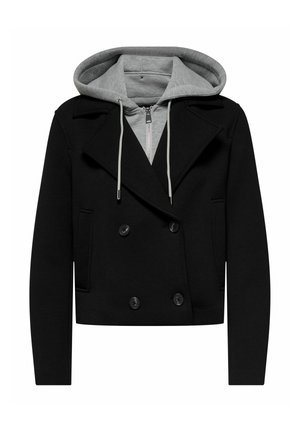 Czarna, dwurzędowa kurtka nałożona na szary hoodie z zamkiem błyskawicznym, z trokami i kapturem, wyeksponowana na białym tle.