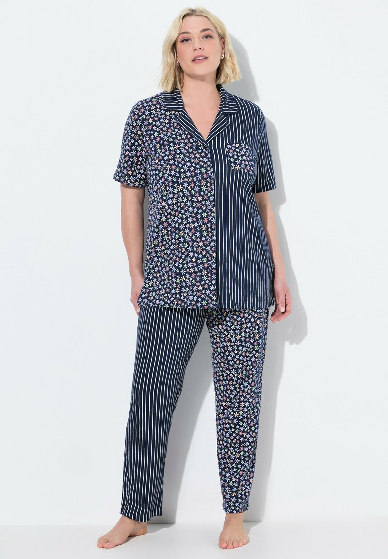 Marine pyjama set met een kortmouwen top met bloemmotief en een gestreept gedeelte, en bijpassende gestreepte broek met bloemaccenten.