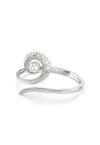Pulsera de plata con un diseño en espiral, con una perla central y rodeada de piedras preciosas en corte circular y baguette. Textura suave en general.