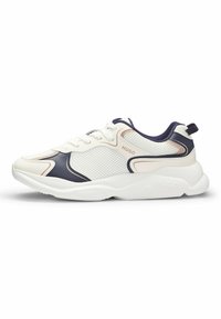Weißer Sneaker mit navyblauen und beigen Akzenten, Obermaterial aus Mesh-Textil, runde Zehenform, strukturierte Sohle und Markenlabel an der Seite.