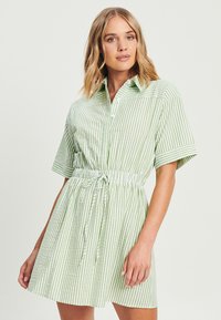 CALLI EVIE - Blusenkleid - sage stripe
