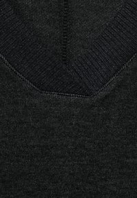 Texturerad mörkgrå tröjfabrik med V-ringning och ribbade detaljer. Materialet verkar mjukt och tätt vävt.