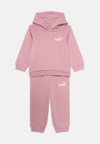 Unselected, poised pink