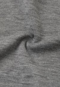 Tessuto di cotone grigio con una texture liscia, caratterizzato da un delicato motivo melange e una caduta morbida e flessibile. Nessuna caratteristica o accessorio notevole.
