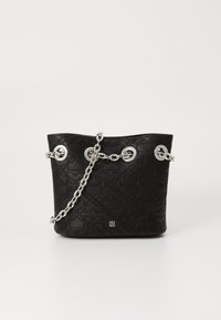 Geantă bucket texturată neagră din piele, cu un model floral embosat, accesorii din argint și o curea din lanț pentru purtare.