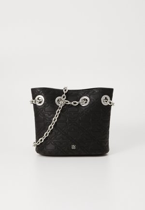 Zwarte textuur bucket bag van leer met een geembossed bloemenpatroon, zilveren hardware en een ketting schouderband om te dragen.