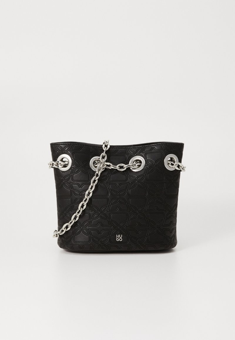 Geantă bucket texturată neagră din piele, cu un model floral embosat, accesorii din argint și o curea din lanț pentru purtare.