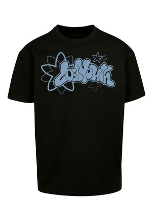 Juodas medvilnės marškinėliai su dideliu mėlynu grafiniu tekstu, kuris skelbia "LosYouth", supakuotas žiedų ir žvaigždžių formomis.