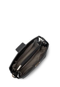 Borsa a mano in pelle nera con esterno texturizzato, ferramenta dorata e due scomparti interni, di cui uno con zip.