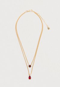 Zelta divslāņu ķēdes kaklarota ar sarkano dārgakmeņu piekariņiem, viens asaras formas un viens apaļš ar melniem un zelta akcentiem.