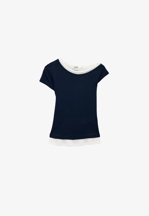 Haut bleu marine à manches courtes avec détail de col et d'ourlet superposé blanc, conçu pour une coupe ajustée.
