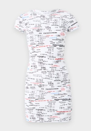 Bela bombažna obleka z kratkimi rokavi, z odtisnjeno vzorcem črnega in rdečega besedila, ki spominja na knjižnične kartice in datume. Prilegajoč silhuet.