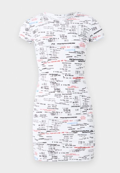 Balta medvilninė suknelė trumpomis rankovėmis, su juodu ir raudonu tekstu primenančia bibliotekos kortelių ir datų spaudinių raštu. Aptempta silueto forma.