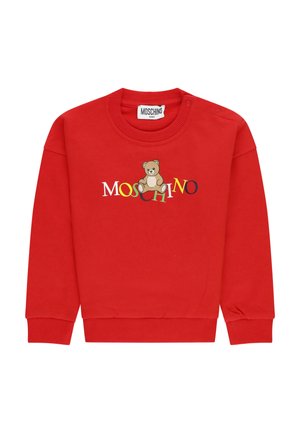 Felpa rossa per bambino con il testo colorato "Moschino" e una grafica di un orsetto marrone centrata sulla parte anteriore, con polsini e scollatura a costine.