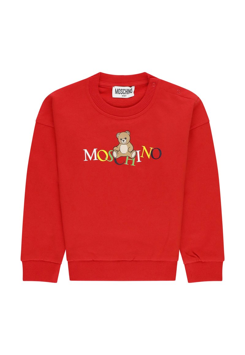 Felpa rossa per bambino con il testo colorato "Moschino" e una grafica di un orsetto marrone centrata sulla parte anteriore, con polsini e scollatura a costine.