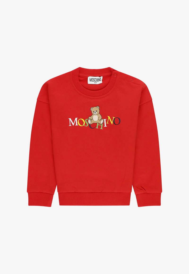 Felpa rossa per bambino con il testo colorato "Moschino" e una grafica di un orsetto marrone centrata sulla parte anteriore, con polsini e scollatura a costine.