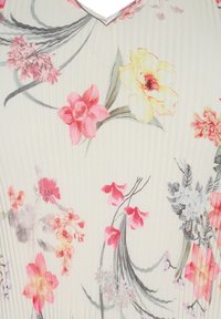 Abito floreale con uno sfondo beige chiaro, caratterizzato da motivi floreali rosa, gialli e grigi; il tessuto presenta una texture plissettata e un design a scollo a V.