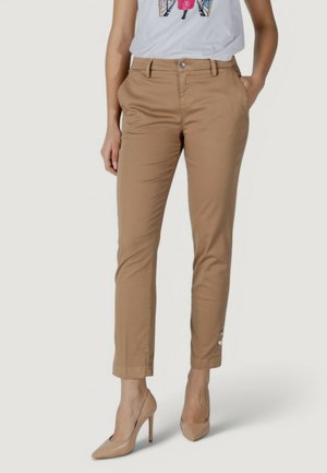 Pantalons ajustés couleur beige en coton avec une coupe slim. Ils comportent des poches avant, une fermeture avec bouton et un ourlet décoré de boutons.