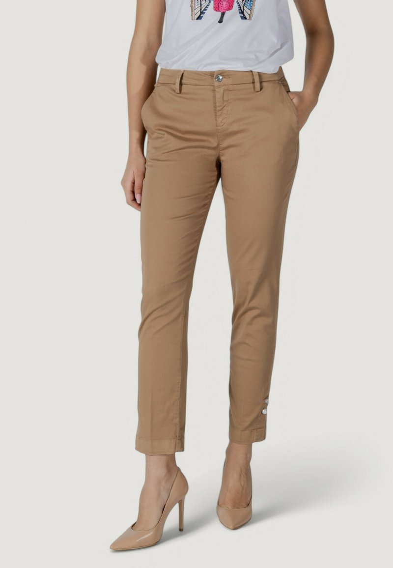Tan-pantalons van katoen met een slim fit. Voorzien van zijzakken, een knoopsluiting en een zoom met decoratieve knopen.