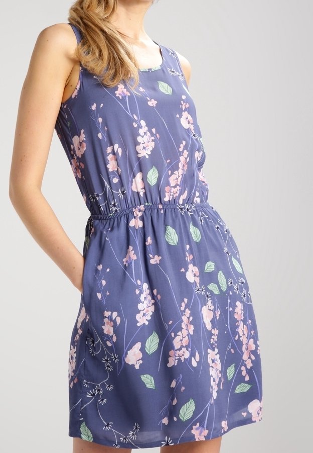 Fioletowa sukienka w kwiaty o bezrękawnikowym kroju, elastycznym pasie, małych kieszeniach, różowych kwiatach i zielonych liściach na miękkim tle.