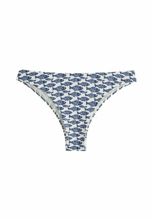 Białe figi bikini z powtarzającym się wzorem małych niebieskich rybek skierowanych w tym samym kierunku na białym tle.