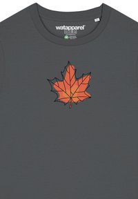 Dunkelgraues T-Shirt mit einem orange-roten Ahornblattdesign in der Mitte, aus weichem Stoff und mit Rundhalsausschnitt.