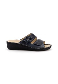 Infradito blu navy con punta aperta, superiore testurizzato e decorazione a forma di fiore. Presenta una soletta imbottita e un tacco basso a zeppa.