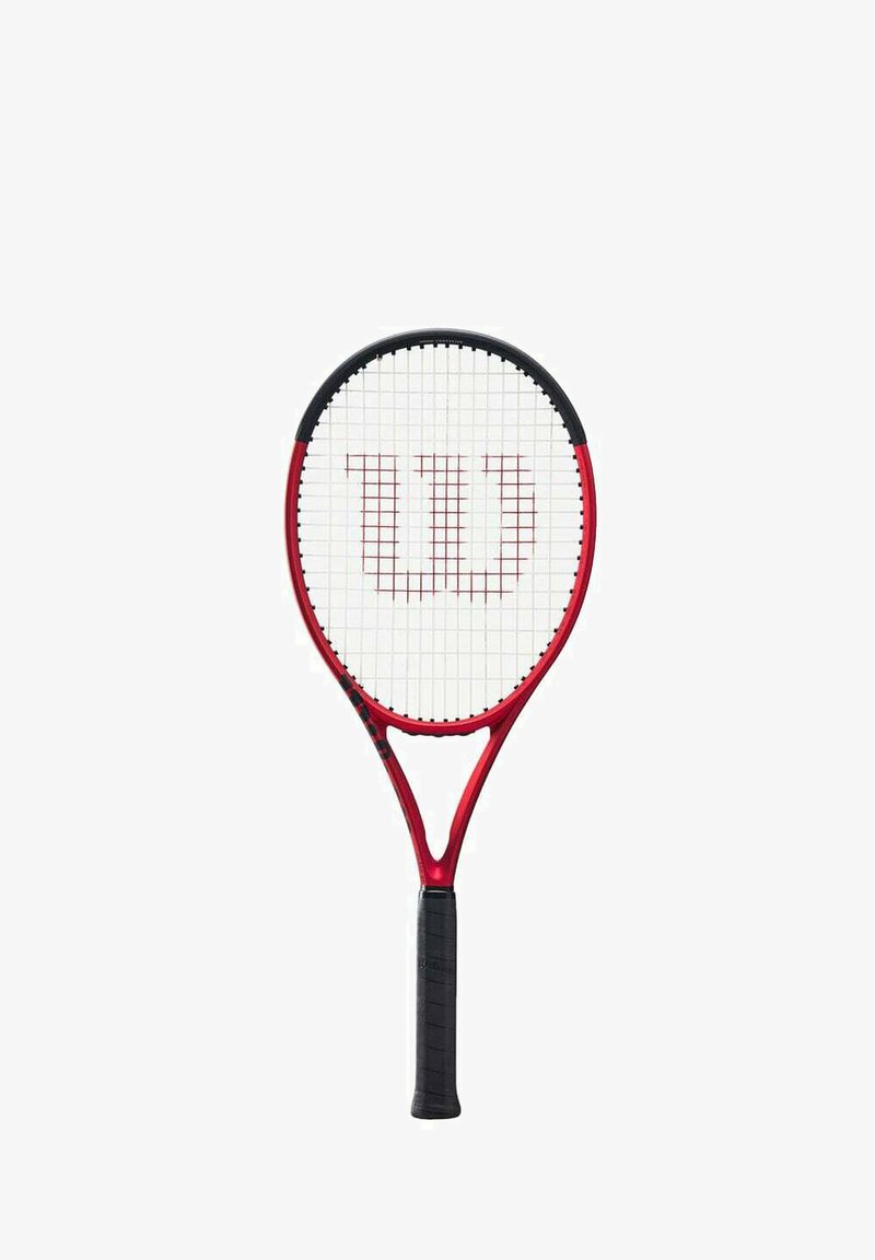 Raquette de tennis rouge avec une prise noire et un tamis de cordage blanc. Présente un logo "Wilson" en rouge bien visible. Design léger et aérodynamique.