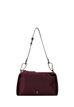 Bolso de hombro rectangular de color púrpura oscuro con correa ajustable, herrajes plateados y pequeño emblema de calavera y huesos cruzados en el centro delantero.