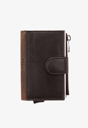 Portefeuille en cuir avec une surface texturée brun foncé, de forme arrondie et une fermeture à pression. Il dispose d'une fermeture éclair pour un maintien sécurisé et d'une couture visible.