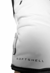 Softshell-Handschuhe in einem weiß-schwarzen Farbschema, mit einer glatten Textur und einem hervorgehobenen "SOFTSHELL"-Logo im Handgelenkbereich.