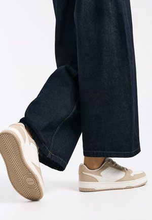 Športni copati - white