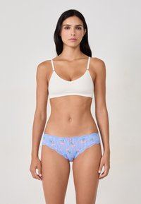 Bralette blanche et culottes en vichy bleu avec finition en dentelle, ornées de broderies florales roses et de nœuds. Design simple et ajusté.