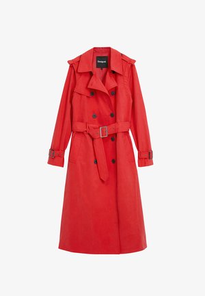 Punainen trench-coat, joka on valmistettu sileästä materiaalista, vyötäröllä vyö, kaksiriviset napit ja olkaimet. Sisältää pitkät hihat ja sivutaskut.
