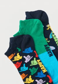 Τρία ζευγάρια πολύχρωμες κάλτσες: ένα σε μπλε ναυτικού με χειρονομίες, ένα μονόχρωμο πράσινο και ένα άλλο μπλε με το κείμενο "HAPPY". Μείγμα βαμβακιού, κοντο σχεδιασμό.