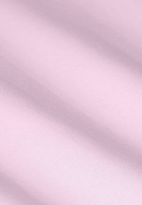 Tissu rose clair avec une texture lisse, présentant un léger éclat et un motif à fines côtes. Convient à diverses applications textiles.