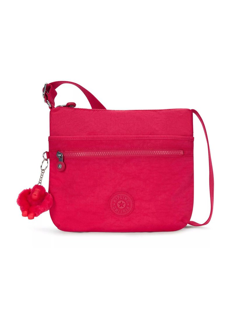 Borsa crossbody rosa con tessuto testurizzato, tasca frontale con zip e un portachiavi a forma di scimmia pelosa come dettaglio. Logo circolare stampato sul davanti.