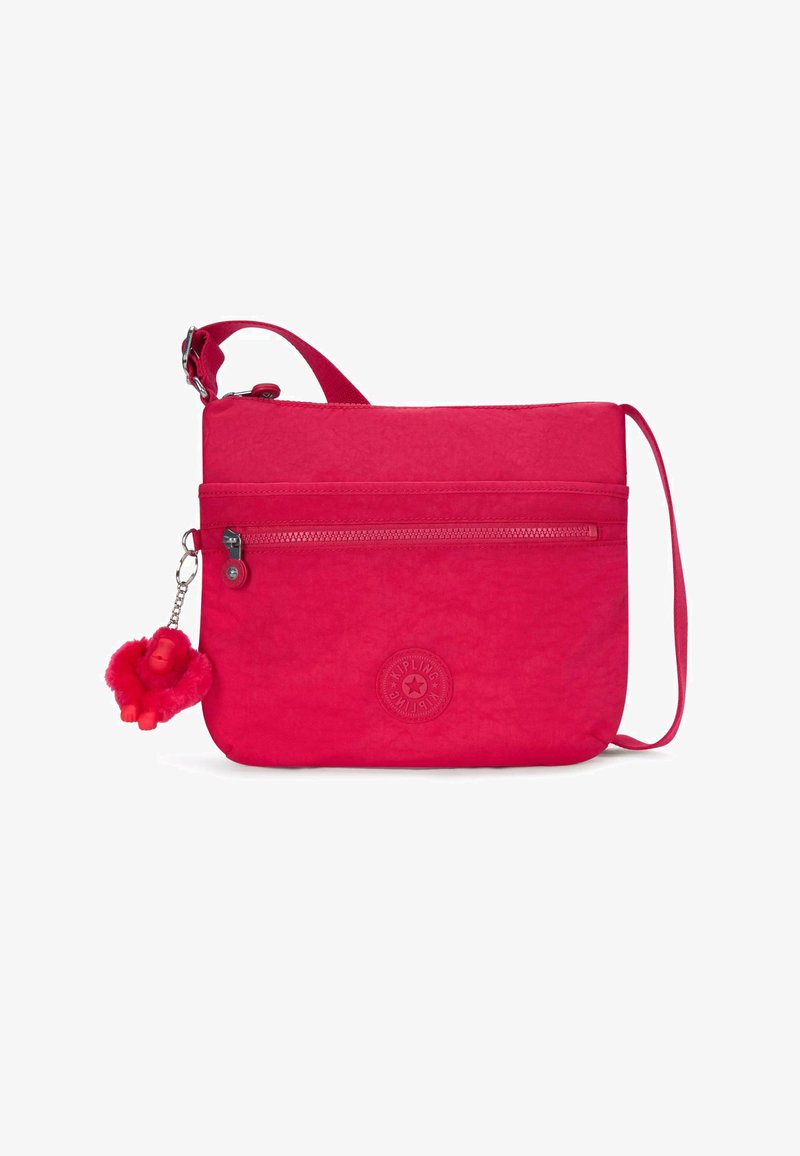 Borsa crossbody rosa con tessuto testurizzato, tasca frontale con zip e un portachiavi a forma di scimmia pelosa come dettaglio. Logo circolare stampato sul davanti.