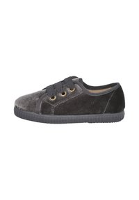 Zapatilla de terciopelo gris oscuro con suela de goma negra y tres tiras anchas de gancho y bucle negras a un lado, mostrada de perfil.