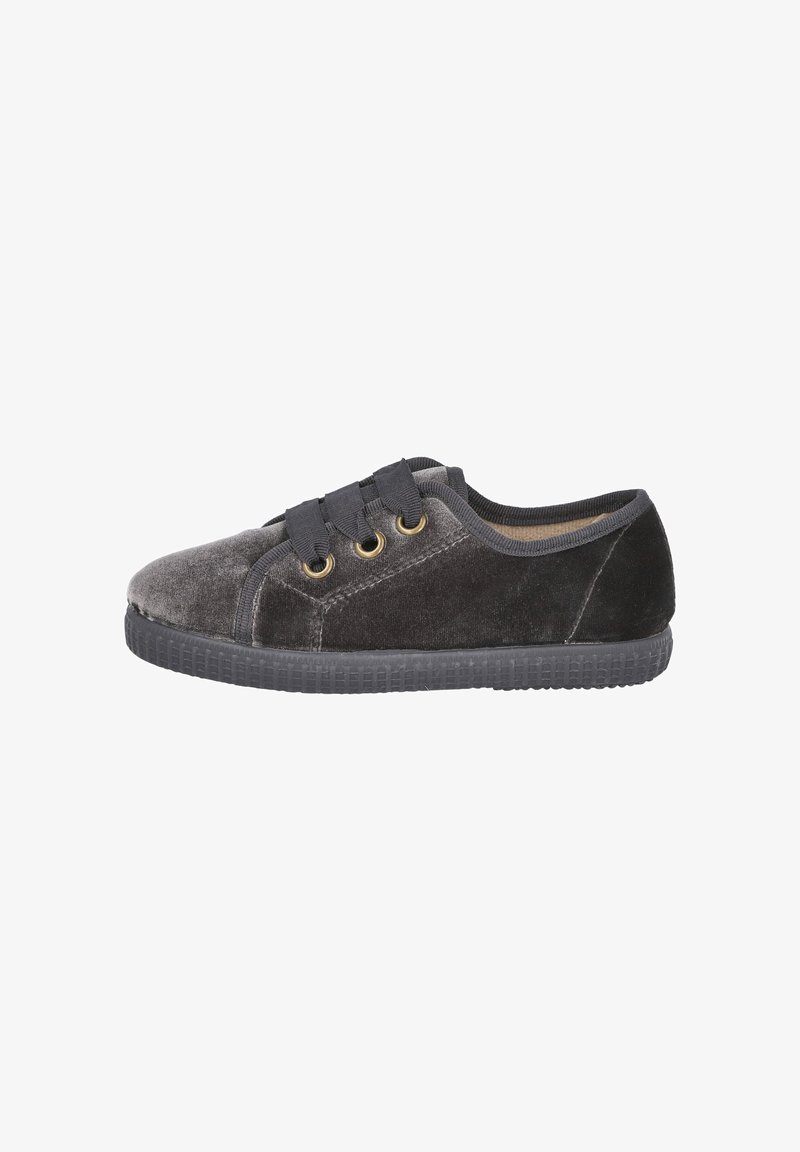 Zapatilla de terciopelo gris oscuro con suela de goma negra y tres tiras anchas de gancho y bucle negras a un lado, mostrada de perfil.